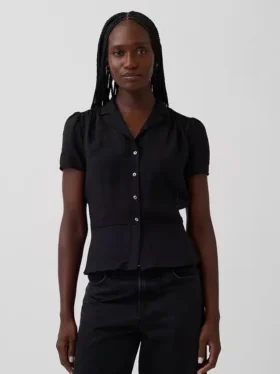 Blusa transparente con peplum y botones en el frente