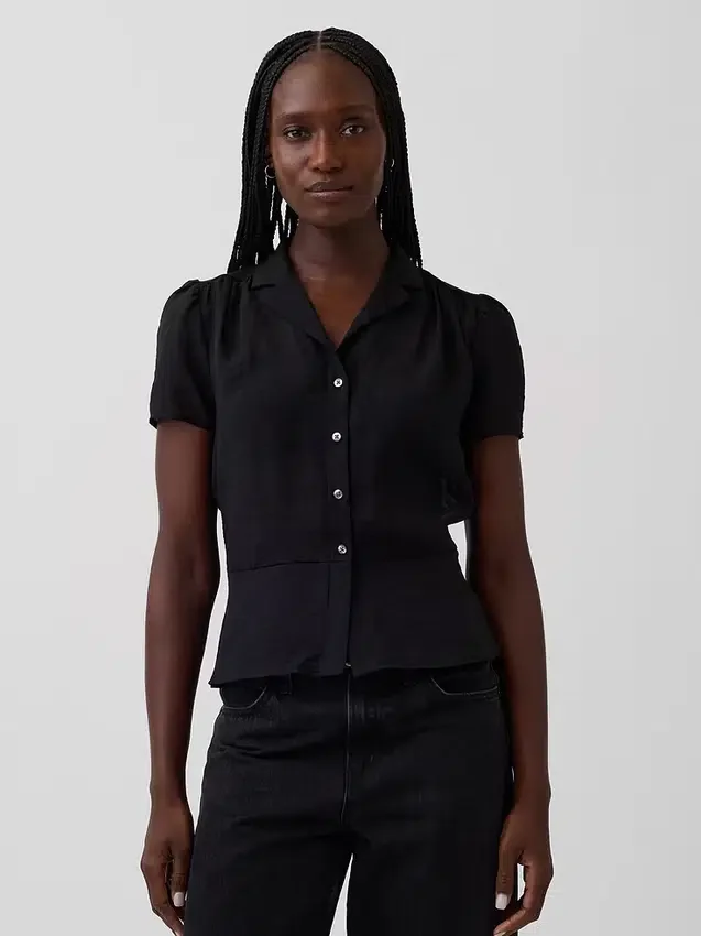 Blusa transparente con peplum y botones en el frente