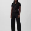 Blusa transparente con peplum y botones en el frente