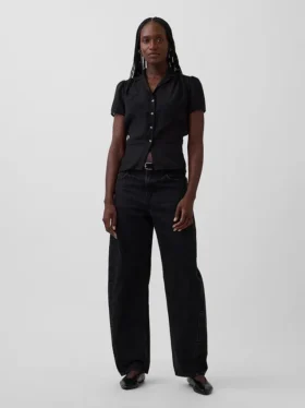 Blusa transparente con peplum y botones en el frente