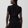 Blusa transparente con peplum y botones en el frente