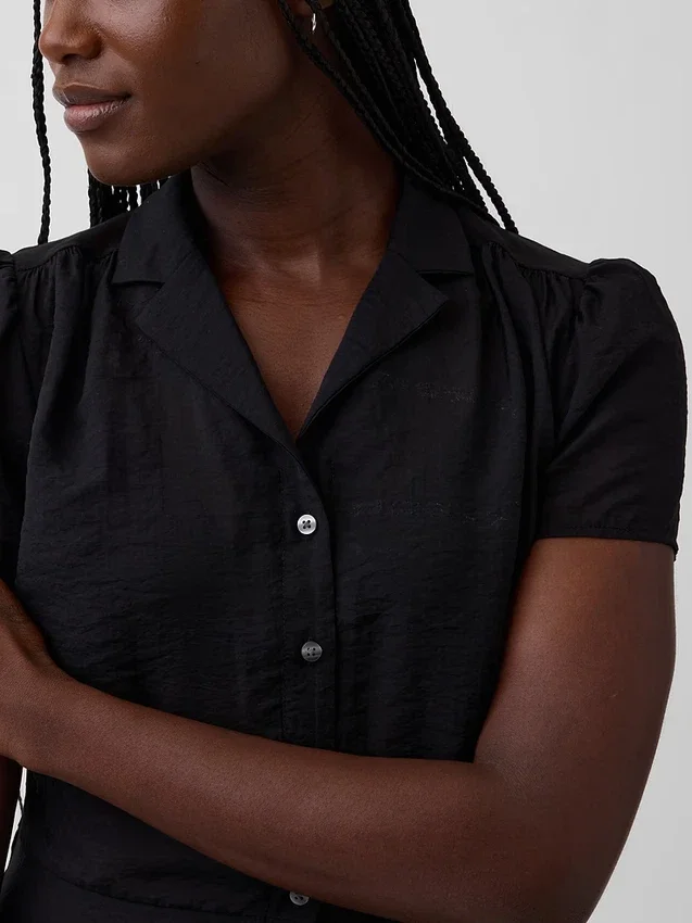 Blusa transparente con peplum y botones en el frente
