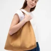 Bolso tote holgado de gamuza vegana