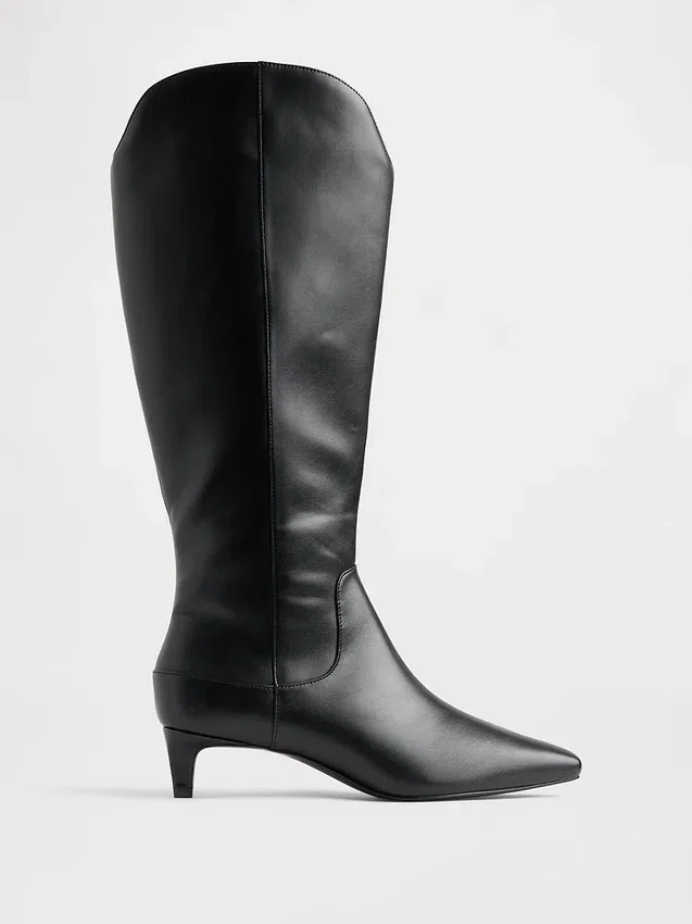 Botas altas hasta la rodilla con tacón bajo y punta afilada