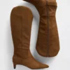 Botas altas hasta la rodilla con tacón bajo y punta afilada
