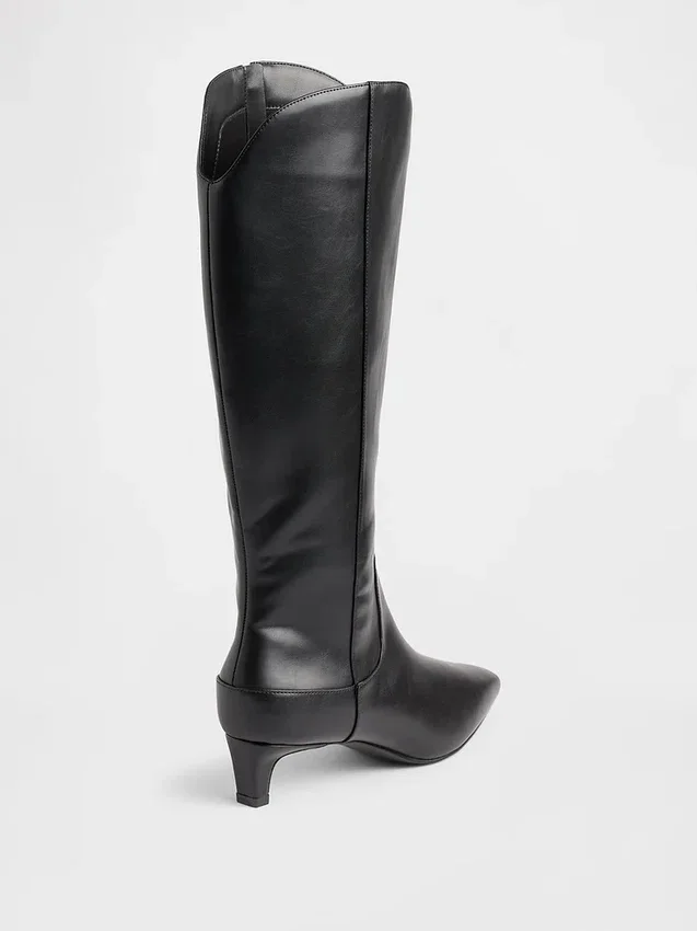 Botas altas hasta la rodilla con tacón bajo y punta afilada