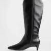 Botas altas hasta la rodilla con tacón bajo y punta afilada