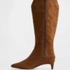 Botas altas hasta la rodilla con tacón bajo y punta afilada