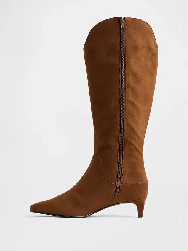 Botas altas hasta la rodilla con tacón bajo y punta afilada