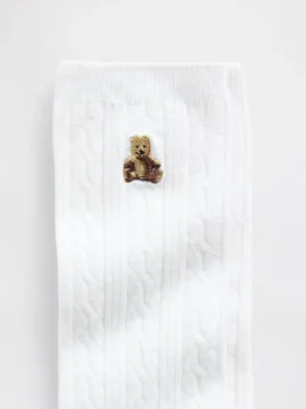 Calcetines de cuello alto con tejido trenzado y el oso Brannan