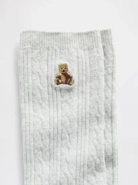 Calcetines de cuello alto con tejido trenzado y el oso Brannan