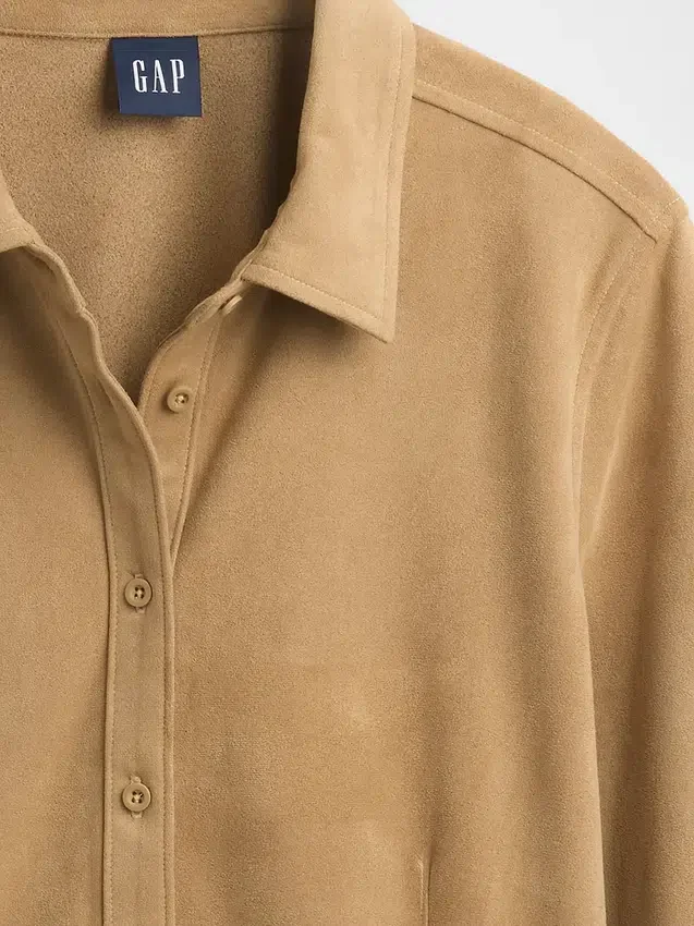 Camisa ajustada de gamuza vegana