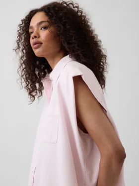 Camisa de mezclilla ultrasuave con hombros anchos GAP × Hfr, de la colección de Nicole Benefield