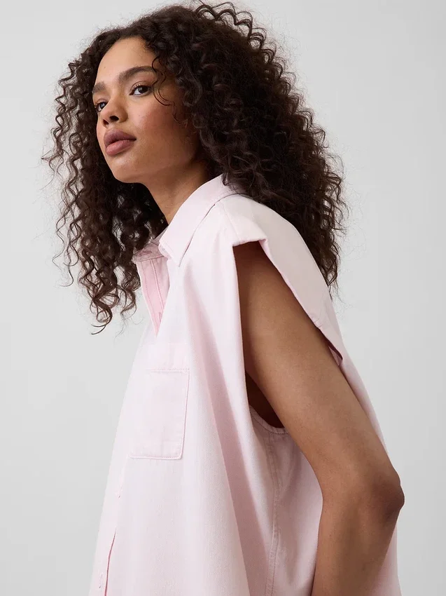Camisa de mezclilla ultrasuave con hombros anchos GAP × Hfr, de la colección de Nicole Benefield