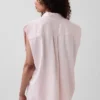 Camisa de mezclilla ultrasuave con hombros anchos GAP × Hfr, de la colección de Nicole Benefield