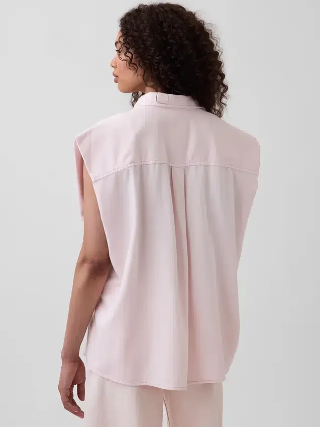 Camisa de mezclilla ultrasuave con hombros anchos GAP × Hfr, de la colección de Nicole Benefield