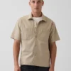 Camisa utilitaria de corte holgado y dobladillo recto