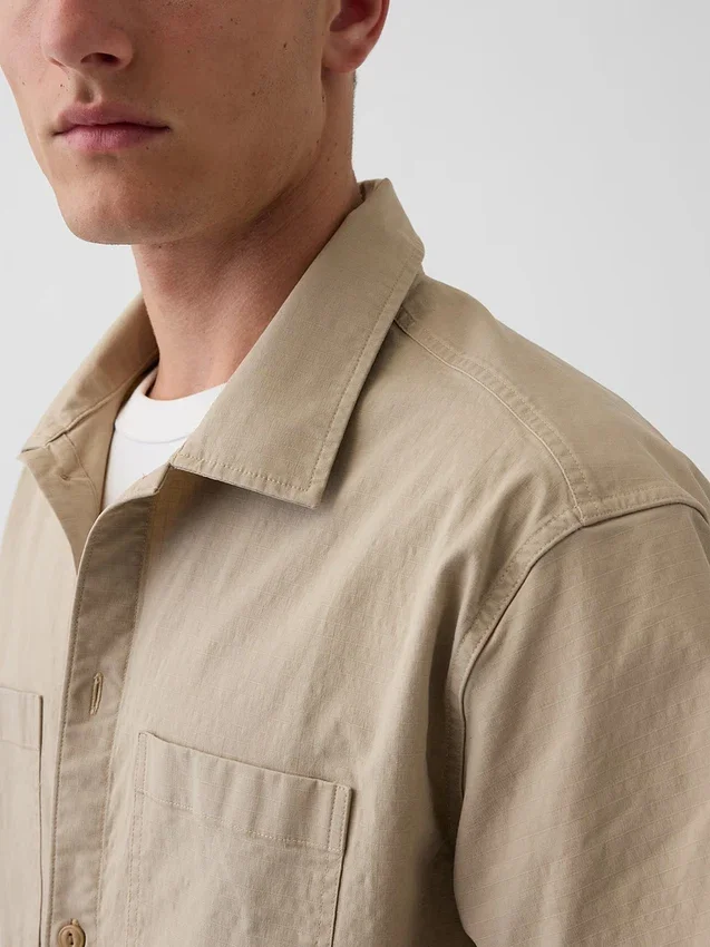 Camisa utilitaria de corte holgado y dobladillo recto