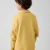 Camisas infantiles de tejido grueso y corte holgado