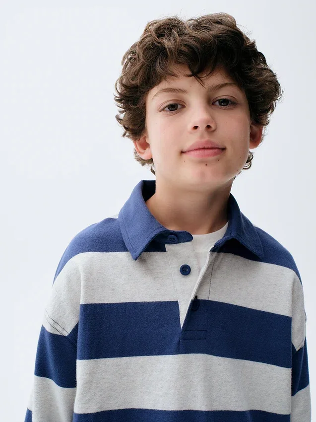 Camisas infantiles de tejido grueso y corte holgado