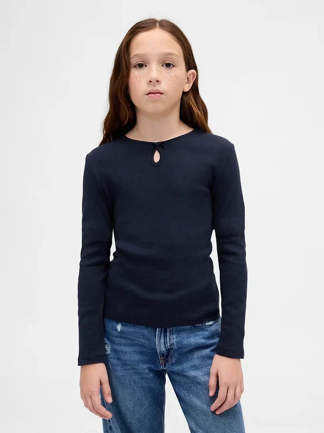 Camiseña ajustada con lazo y abertura para niños