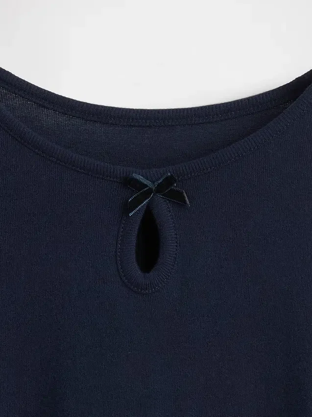 Camiseña ajustada con lazo y abertura para niños