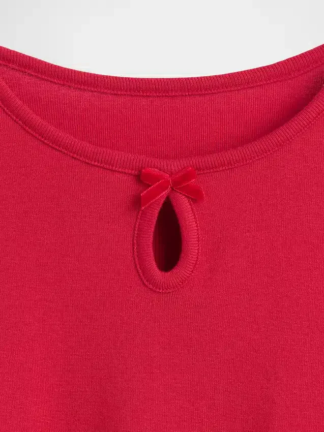 Camiseña ajustada con lazo y abertura para niños