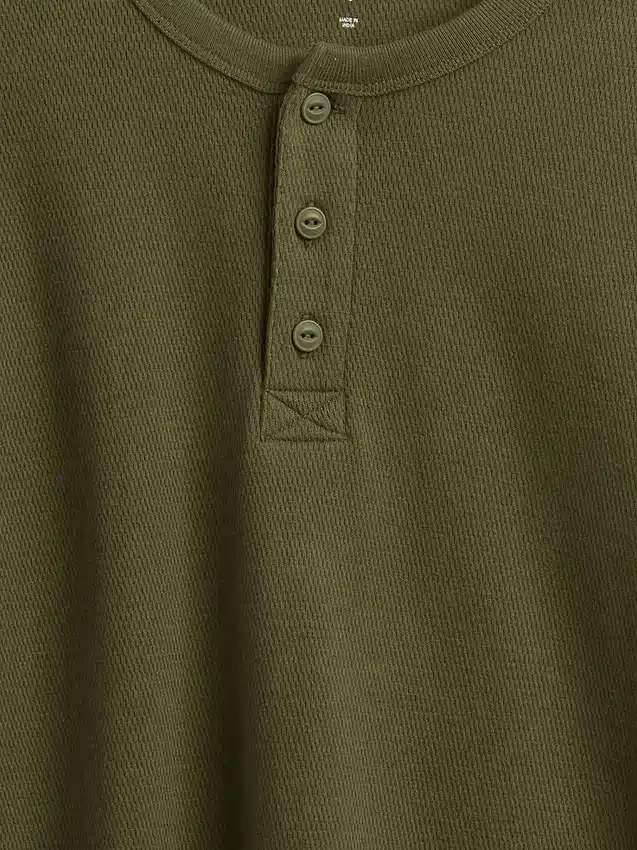 Camiseña holgada de niños estilo Henley