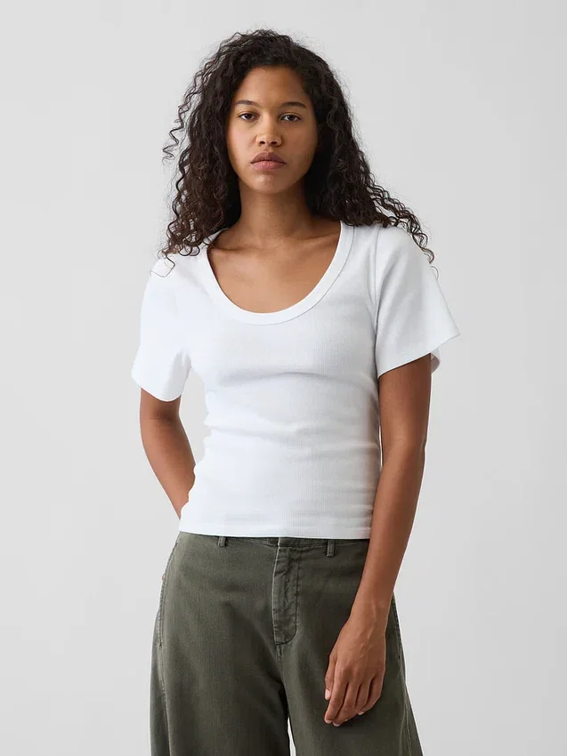 Camiseta con cuello redondo acanalado