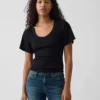 Camiseta con cuello redondo acanalado