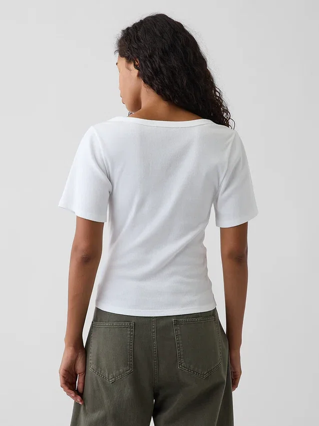 Camiseta con cuello redondo acanalado