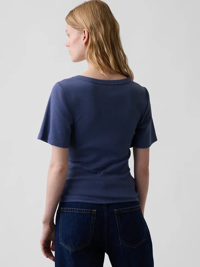 Camiseta con cuello redondo acanalado