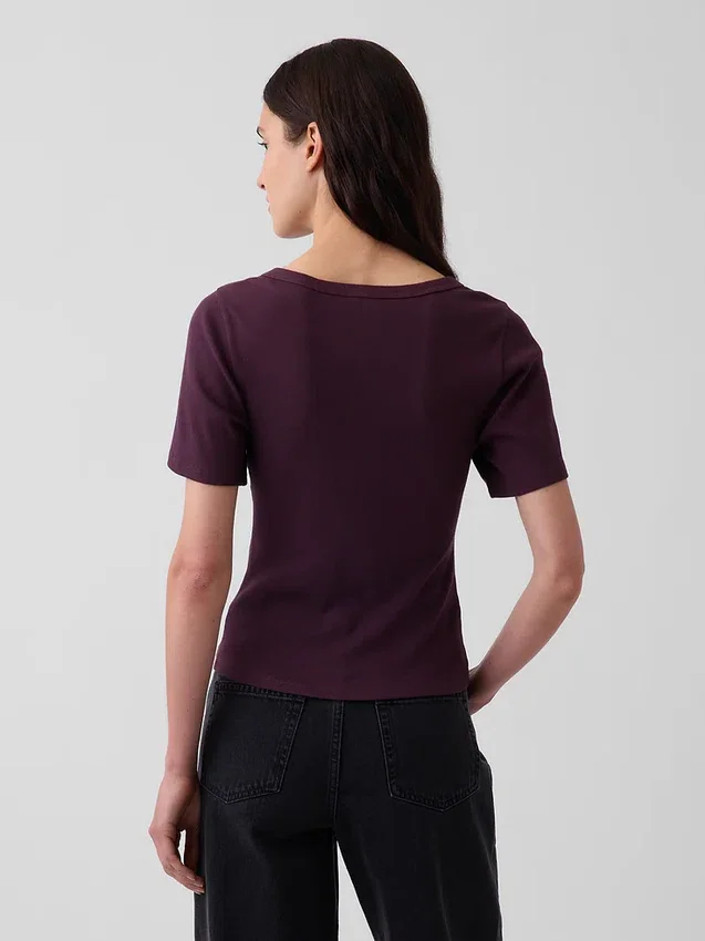 Camiseta con cuello redondo acanalado