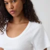 Camiseta con cuello redondo acanalado