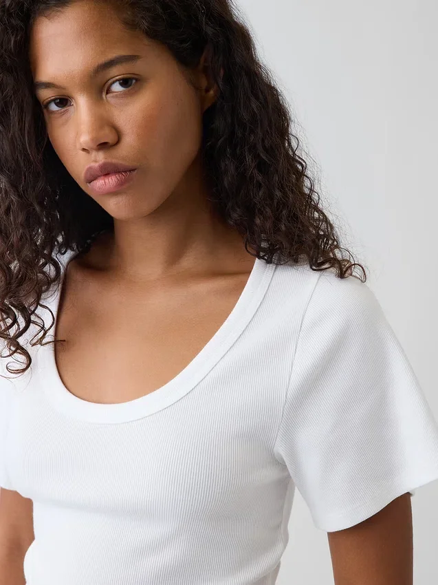 Camiseta con cuello redondo acanalado