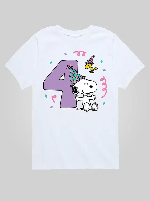 Camiseta con diseño gráfico de manga corta de Peanuts para niños pequeños, 4.º cumpleaños