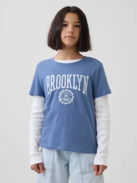 Camiseta con diseño gráfico para niños