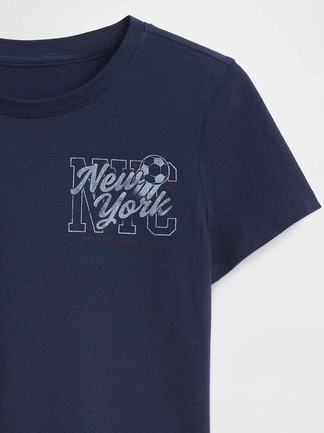 Camiseta con diseño gráfico para niños