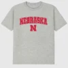 Camiseta con el Arch Logo de la Universidad de Nebraska en color oscuro