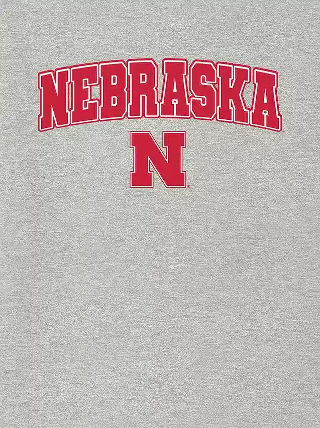 Camiseta con el Arch Logo de la Universidad de Nebraska en color oscuro