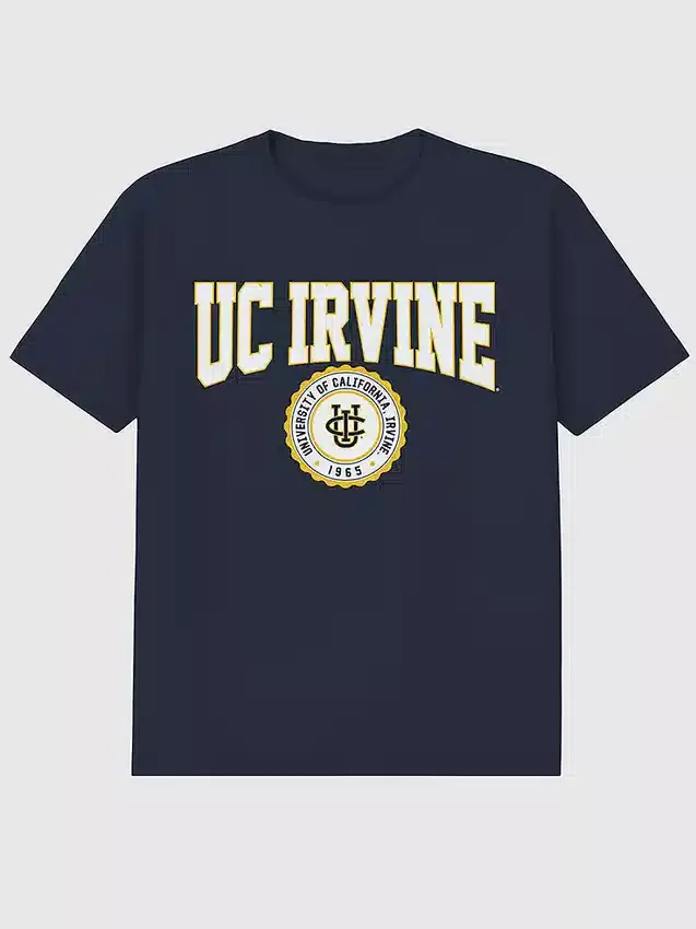 Camiseta con el sello universitario de la Universidad de California en Irvine