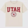 Camiseta con gráfico oscuro del sello universitario de la Universidad de Utah