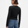 Camiseta corta moderna
