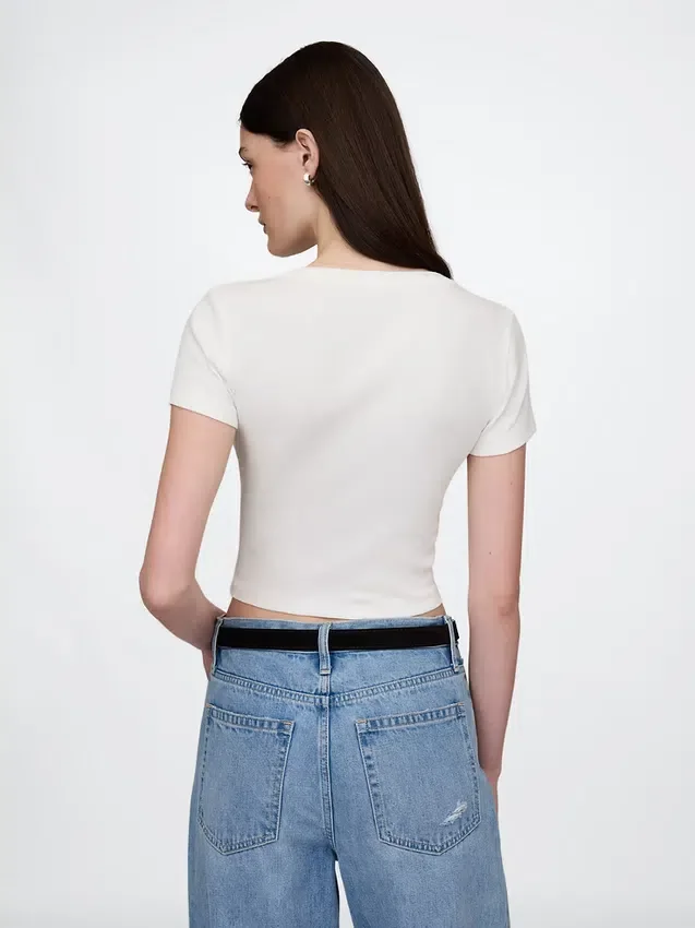 Camiseta corta moderna