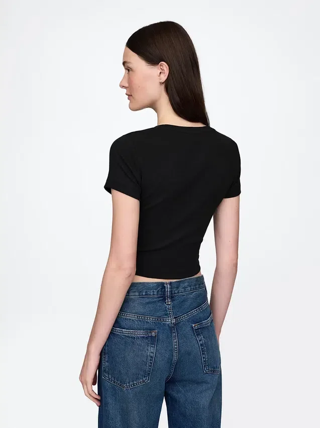 Camiseta corta moderna