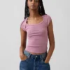 Camiseta corta moderna con cuello cuadrado