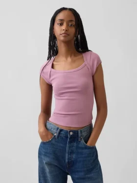 Camiseta corta moderna con cuello cuadrado