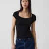 Camiseta corta moderna con cuello cuadrado