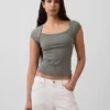 Camiseta corta moderna con cuello cuadrado