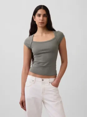 Camiseta corta moderna con cuello cuadrado